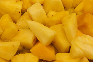 ananas au sirop et jus d'ananas en boîte égoutté