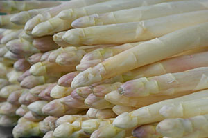 asperge blanche ou violette pelée