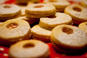 biscuit moelleux fourré à l'orange enrobé de sucre glace