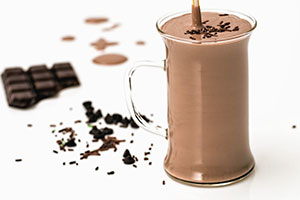 boisson chocolatée instantanée sucrée enrichie en vitamines avec lait demi-écrémé