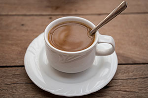 chicorée et café instantané non sucré prêt à boire avec du lait demi-écrémé