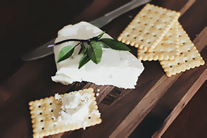 biscuit apéritif crackers garni ou fourré au fromage