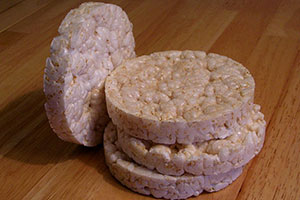 grains de blé soufflés au miel ou caramel enrichis en vitamines et minéraux