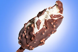 glace ou crème glacée bâtonnet enrobé de chocolat