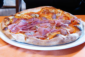 pizza au speck ou jambon cru