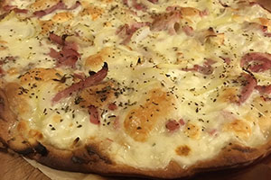 pizza aux lardons oignons et fromage
