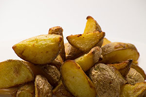 potatoes ou quartiers de pomme de terre épicés surgelées cuites