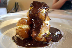 profiteroles avec glace vanille et sauce chocolat