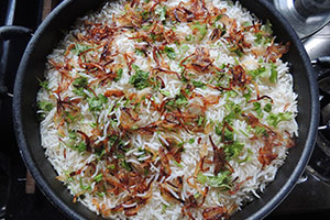 riz blanc cuit avec légumes et viande