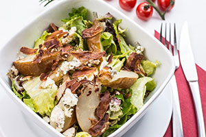 salade composée avec viande ou poisson en boîte égouttée