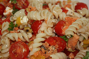 salade de pâtes aux légumes avec poisson ou viande