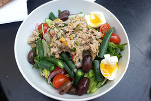 salade de thon et légumes en boîte égouttée